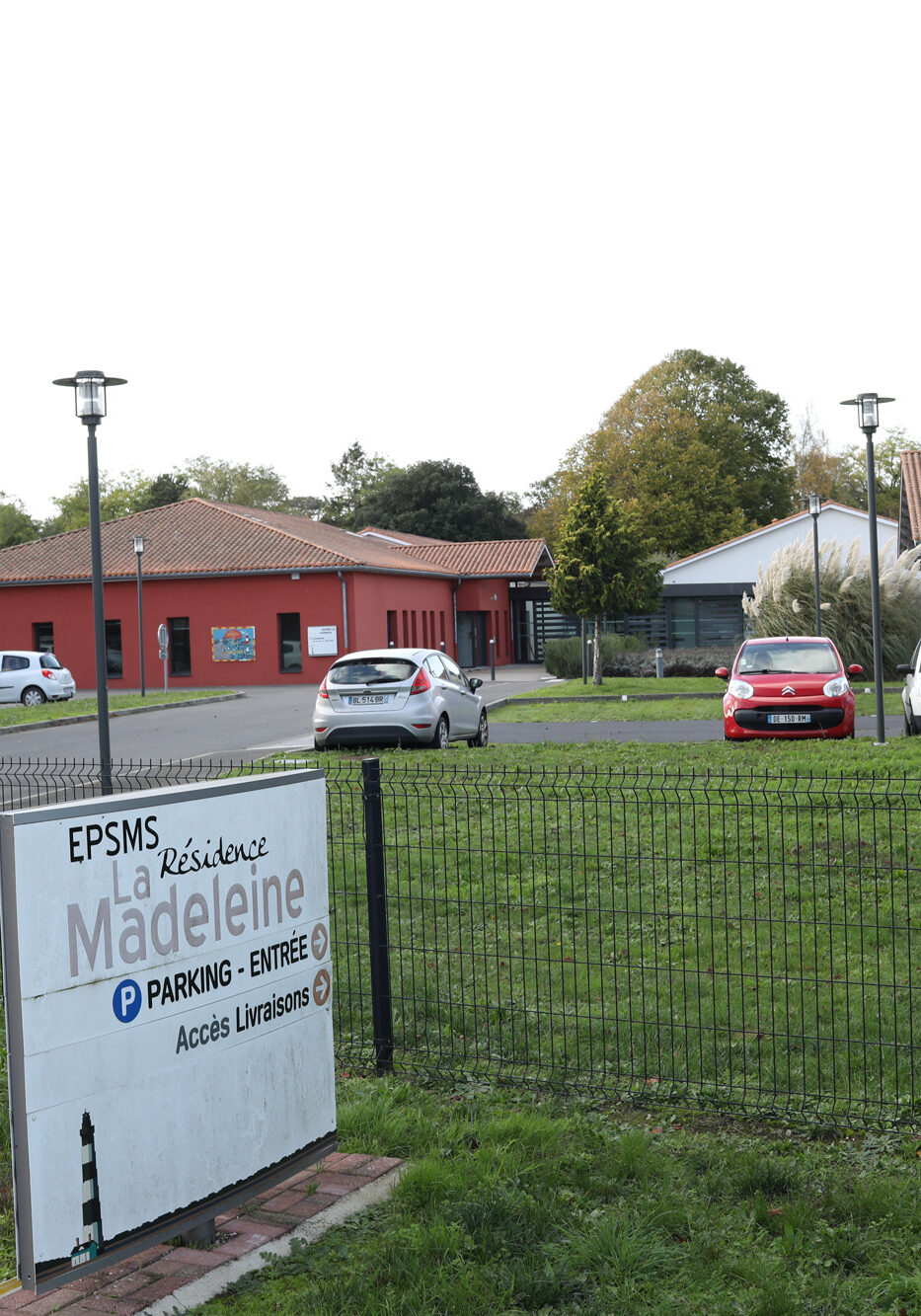 entrée et parking de l'epsms La Madeleine