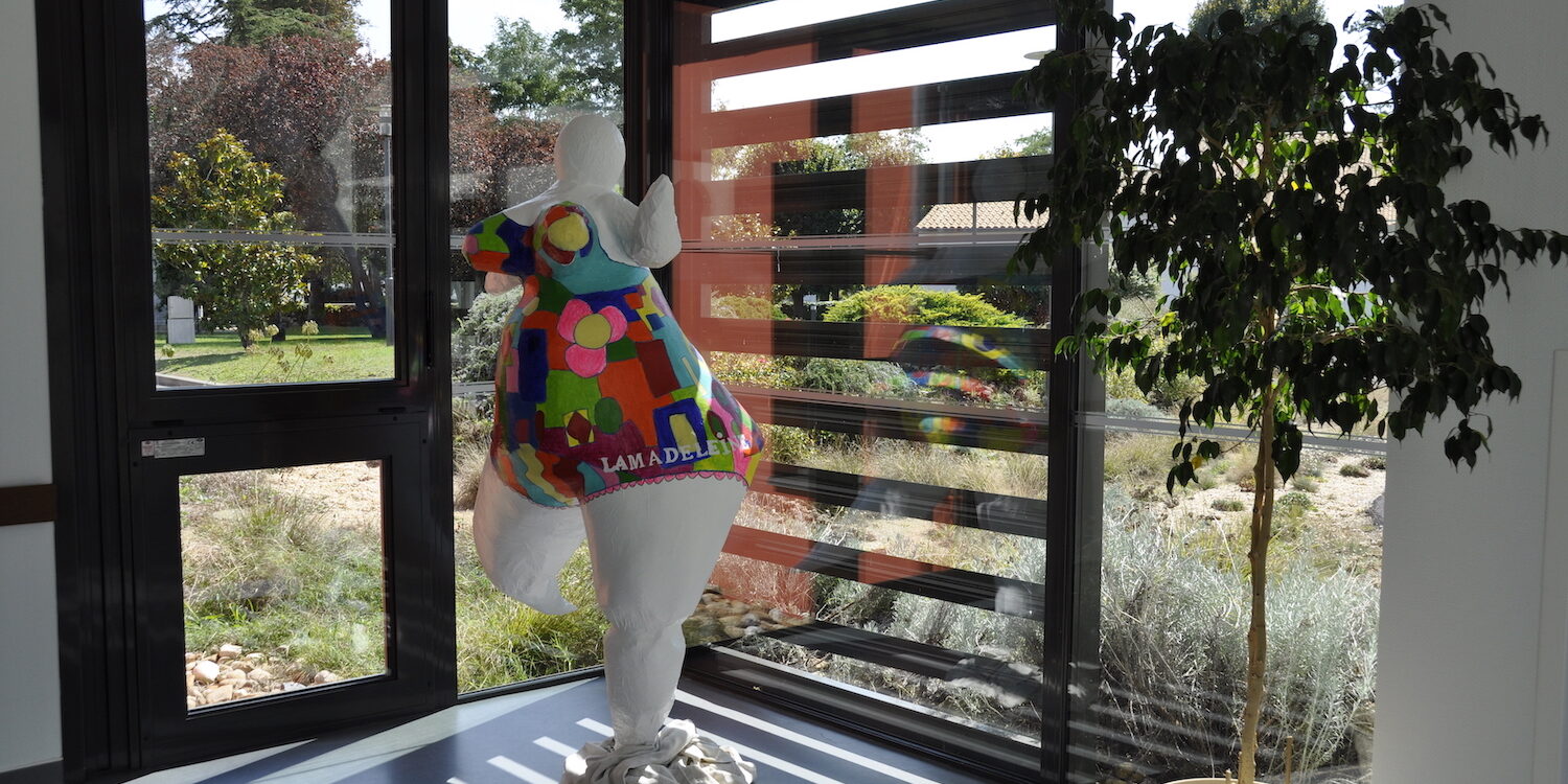 statue décorative dans l'établissement et vue extérieure