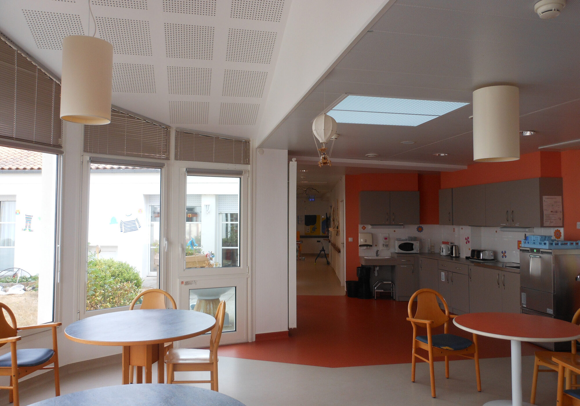 foyer médicalisé, salle de vie commune et cuisine