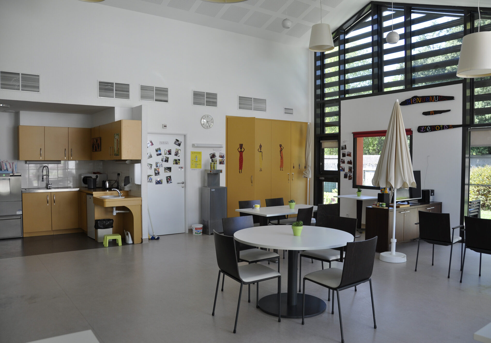 foyer médicalisé, salle de vie commune et cuisine